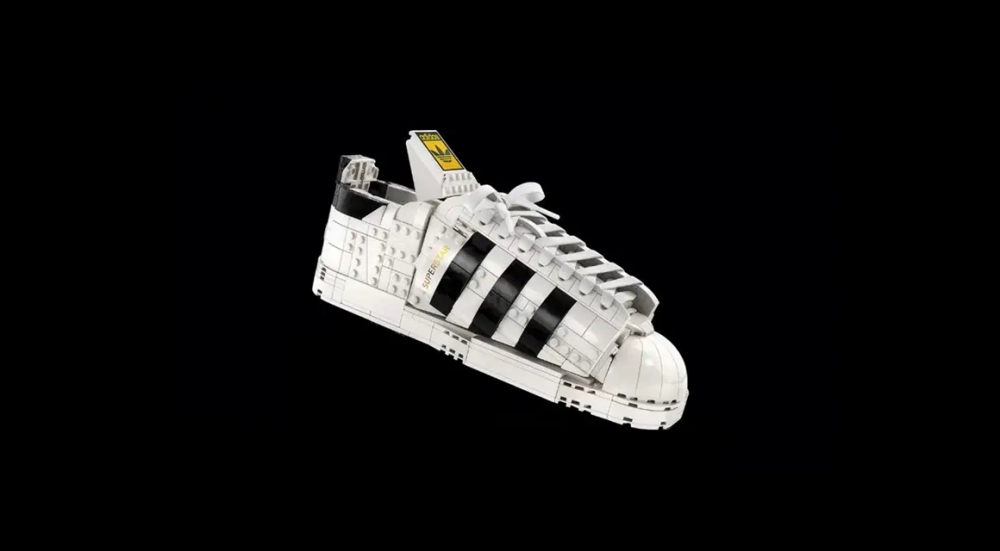 Adidas Superstar ayaqqabıları Lego versiyasında geri qayıdır!