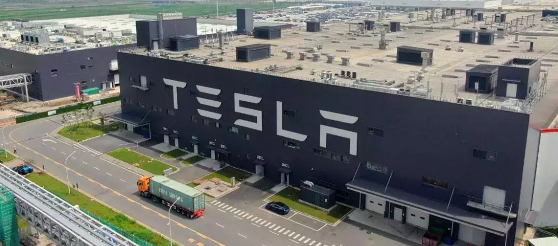 Tesla 300 mindən çox avtomobili geri çağırır