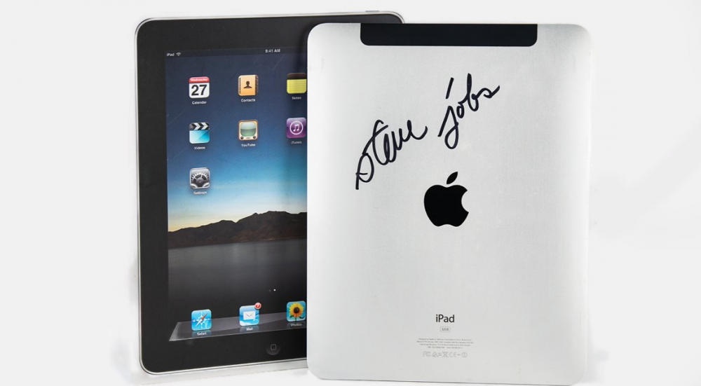 Stiv Cobsun imzaladığı iPad hərracda rekord qiymətə satışa çıxarılıb