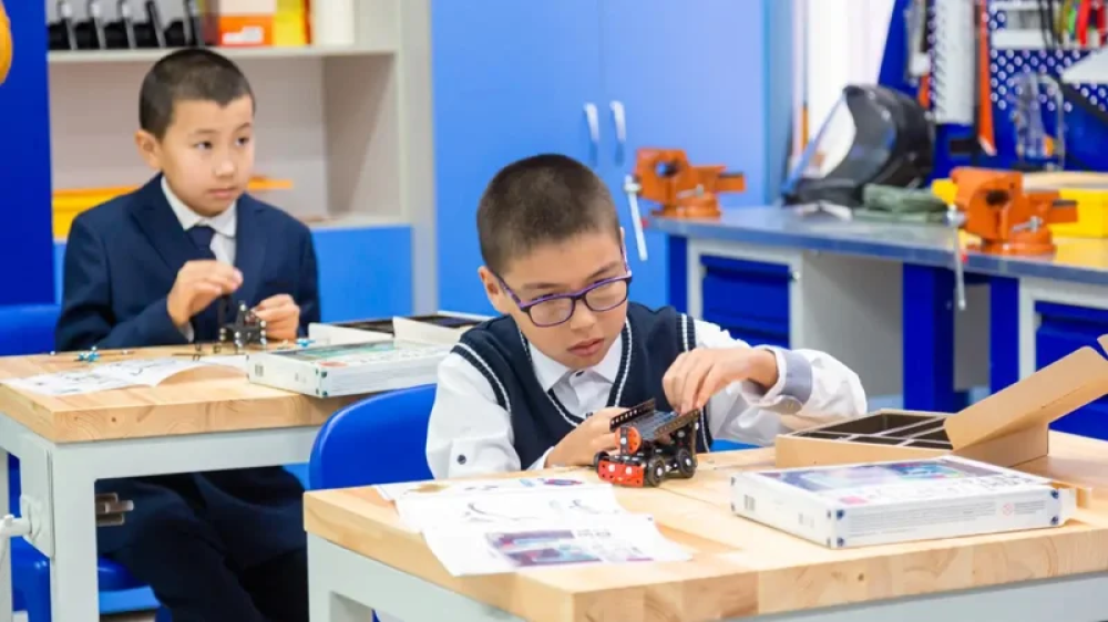 Parents in Kazakhstan to be fined for students using phones in class