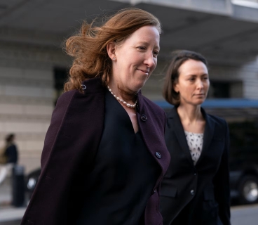 Apple Metanın baş hüquqşünasını komandasına cəlb edib