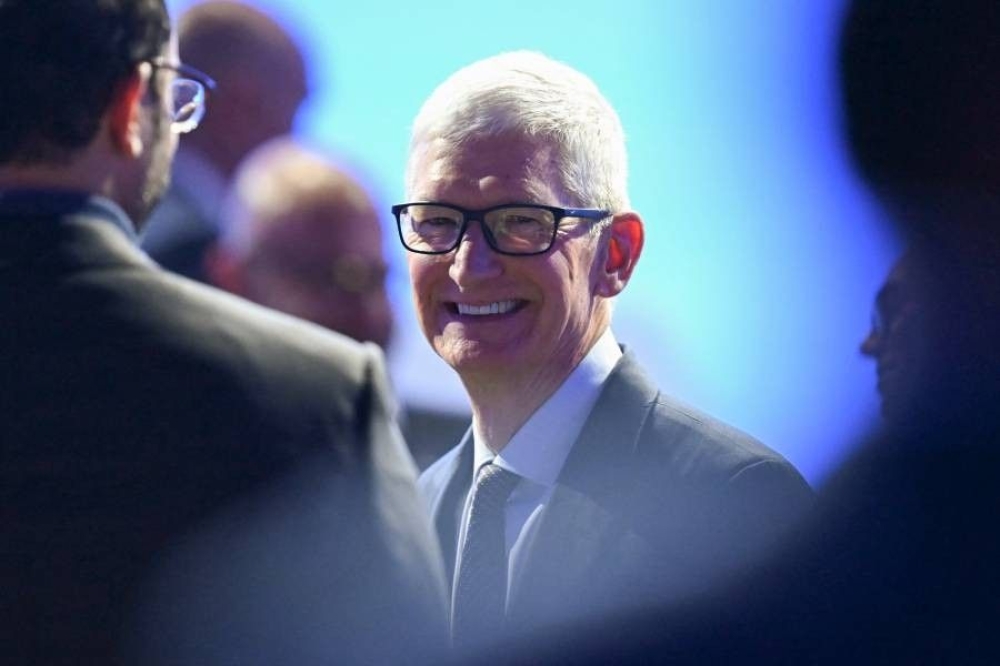 Historic change at Apple: Tim Cook steps down