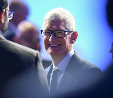 Historic change at Apple: Tim Cook steps down