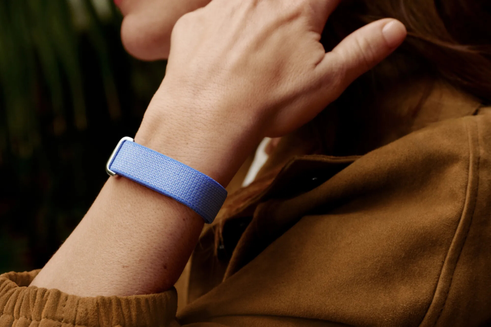 Google introduces screen-less Fitbit Air bracelet like "Whoop"