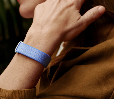 Google introduces screen-less Fitbit Air bracelet like "Whoop"