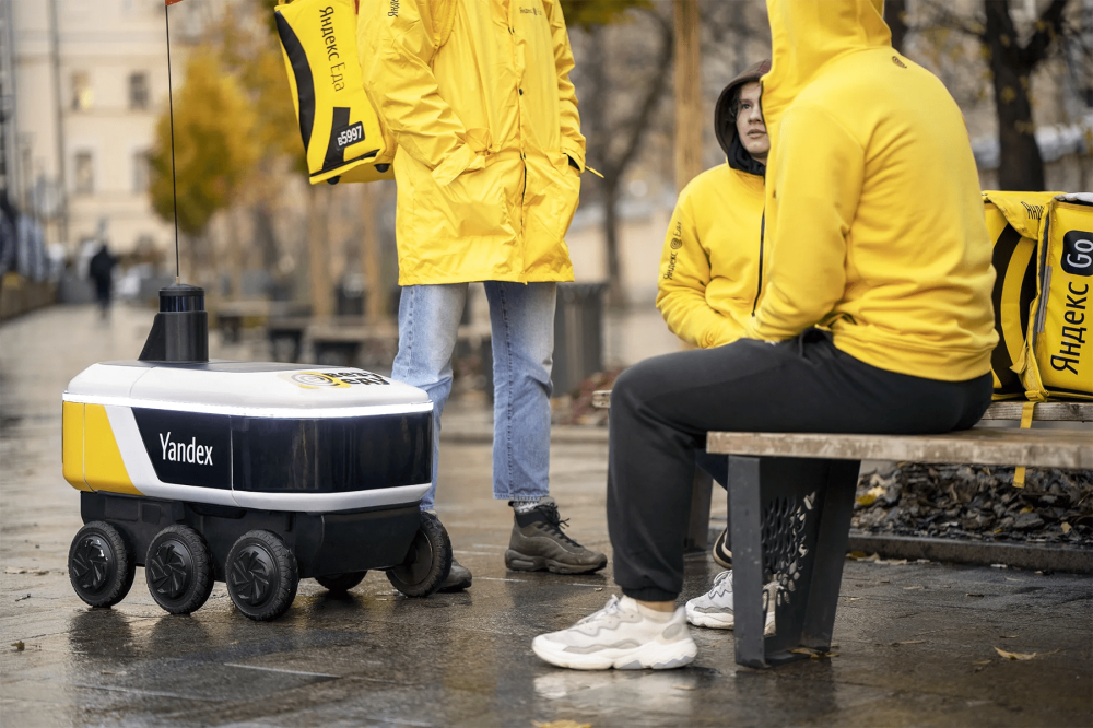 Yandex launches new system combining robot and live courier