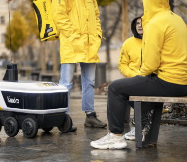Yandex launches new system combining robot and live courier